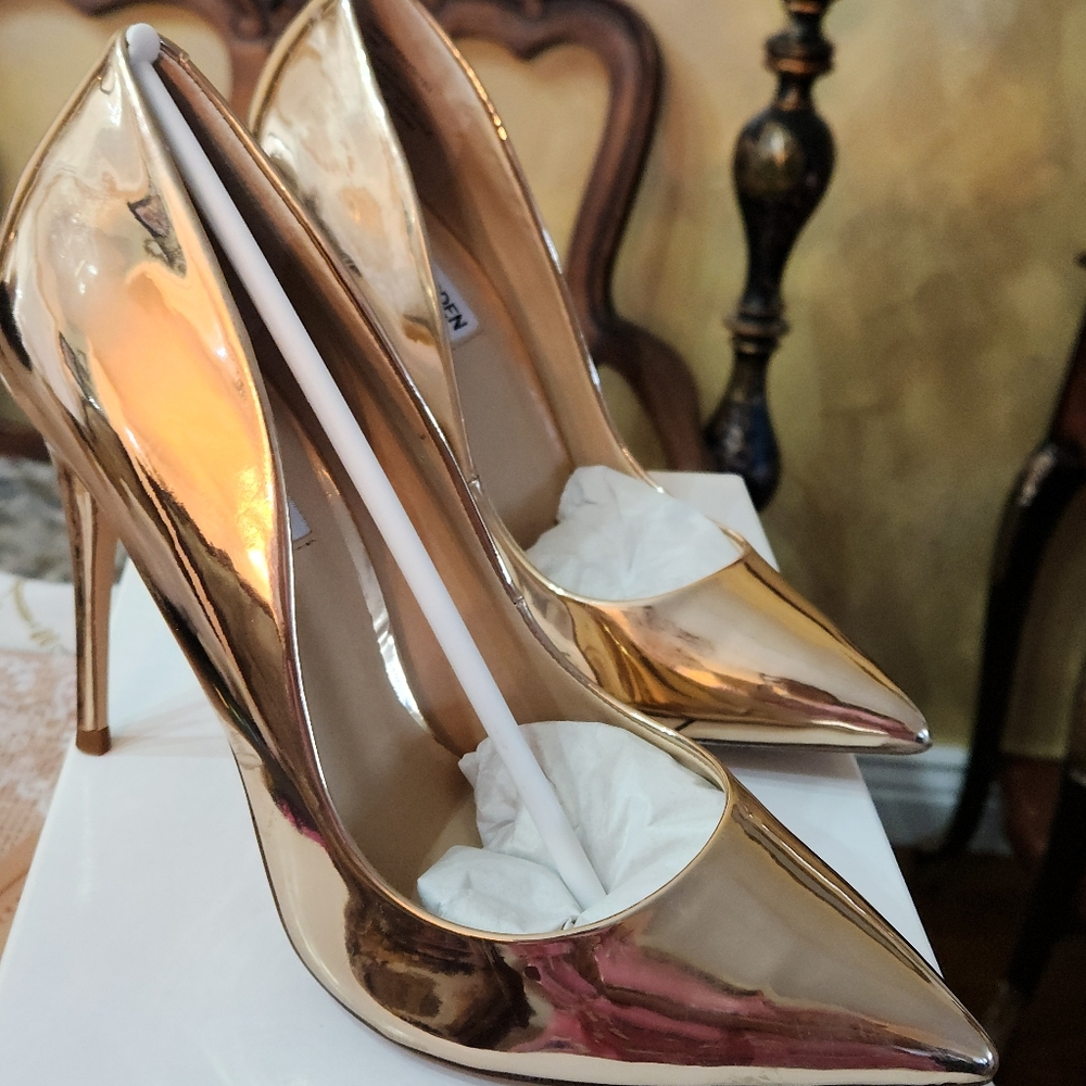 New in box Daisie Rose Gold PU pumps